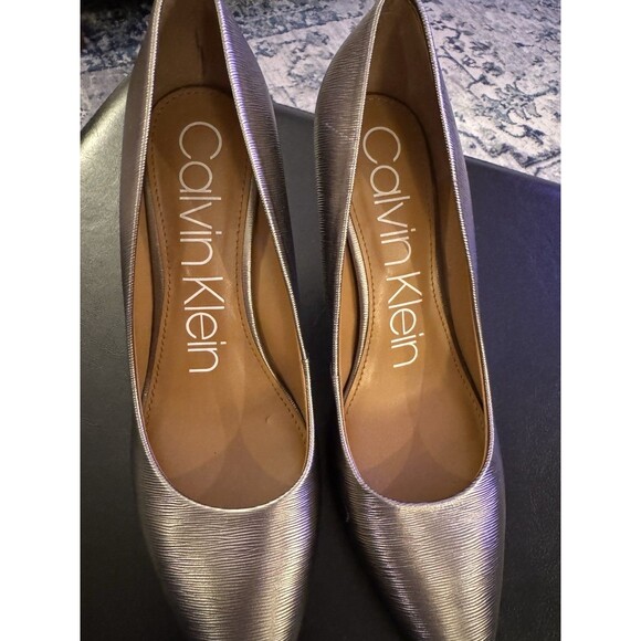 NEW Calvin Klein Gayle Shimmery Platinum Pumps Sz 9.5 Womens Dressy Tiny Flaw - Picture 5 of 12
